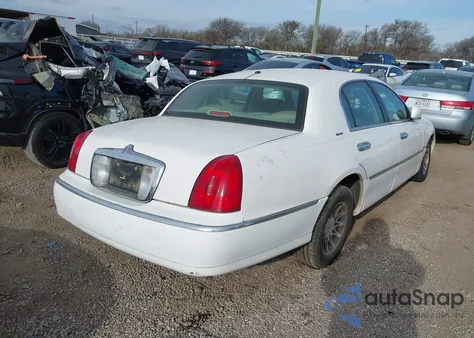 2000 Lincoln Town Car Signature z USA, uszkodzony, nr VIN 1LNHM82W8YY901892